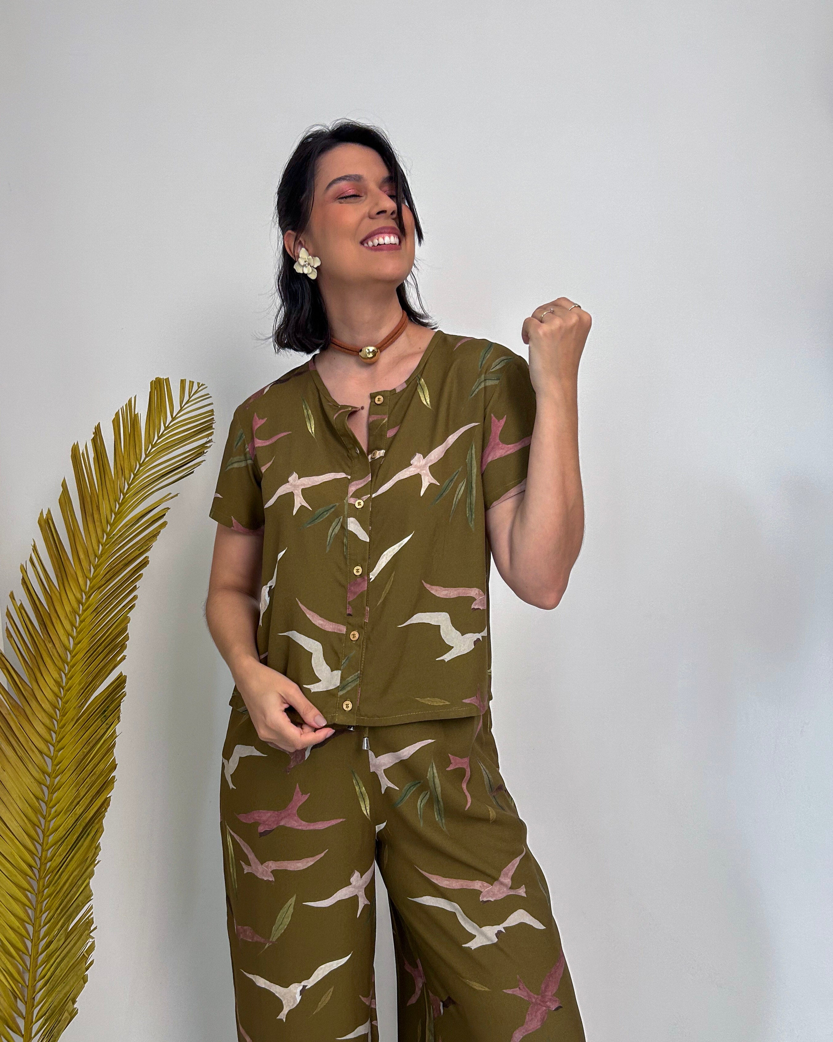 Blusa de Botão Revoada Oliva